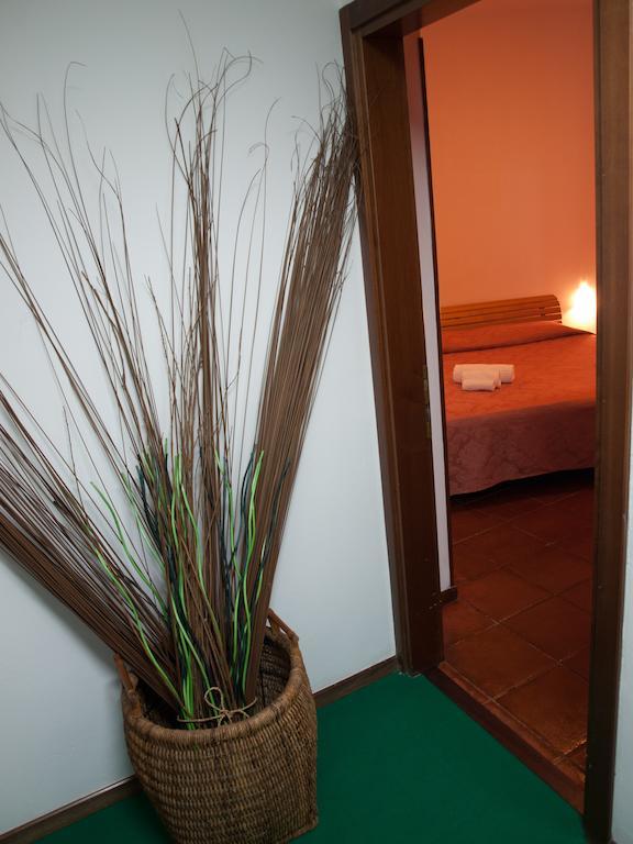 Hotel Garibaldi Ла-Маддалена Номер фото