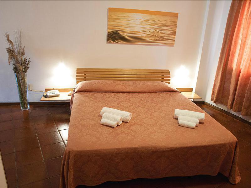 Hotel Garibaldi Ла-Маддалена Екстер'єр фото